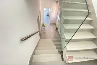 008 2044 17 Makarska Attractive villa for sale