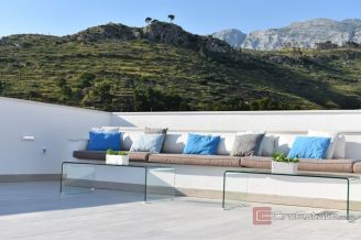 008 2044 17 Makarska Attractive villa for sale