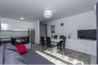 016 2048 05 Omis Attractive Villa near the sea for sale