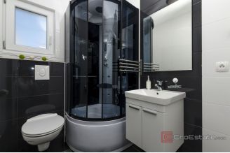 016 2048 05 Omis Attractive Villa near the sea for sale