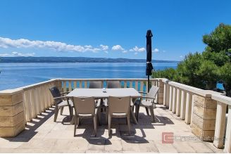 007 2041 81 Omis House in the first row to the sea for sale