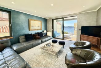 017 1024 01 Sibenik Exclusive apartment first row to the sea for sale
