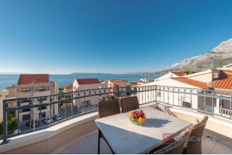 020 2048 07 Makarska Apartment house with a sea view for sale