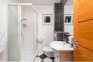 020 2048 07 Makarska Apartment house with a sea view for sale