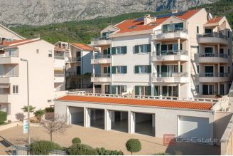 020 2048 07 Makarska Apartment house with a sea view for sale