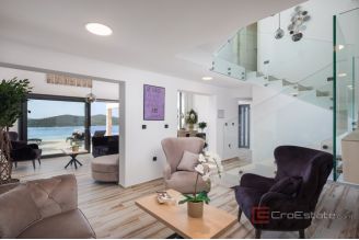 019 2047 07 Sibenik Villa with pool and a sea view for sale