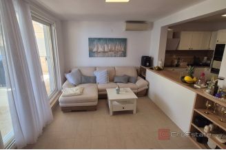 013 2047 08 Trogir House in the first row to the sea for sale