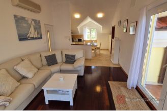 013 2047 08 Trogir House in the first row to the sea for sale