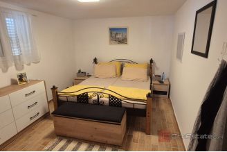 013 2047 08 Trogir House in the first row to the sea for sale