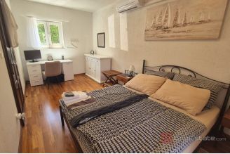 013 2047 08 Trogir House in the first row to the sea for sale