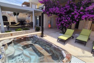 013 2047 08 Trogir House in the first row to the sea for sale