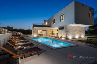 014 2045 12 Trilj Modern villa with pool for sale