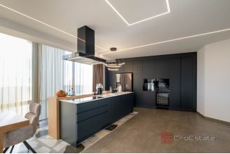 019 1024 02 Opatija Penthouse with a sea view in a dominant position