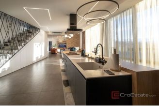 019 1024 02 Opatija Penthouse with a sea view in a dominant position