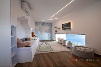 019 1024 02 Opatija Penthouse with a sea view in a dominant position