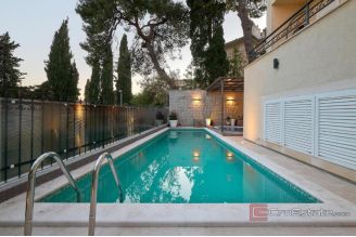 020 2045 15 Split Bacvice Unique villa with pool near the sea for sale