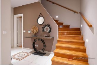 020 2045 15 Split Bacvice Unique villa with pool near the sea for sale