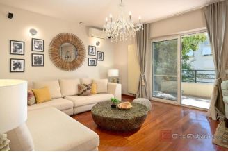 020 2045 16 Split Bacvice Unique villa with pool near the sea for sale