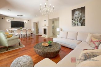 020 2045 16 Split Bacvice Unique villa with pool near the sea for sale