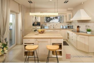 020 2045 16 Split Bacvice Unique villa with pool near the sea for sale