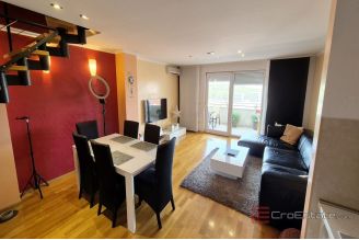 011 2047 13 Makarska Two story apartment with sea view for sale