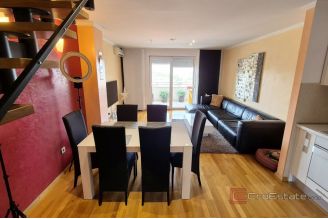 011 2047 13 Makarska Two story apartment with sea view for sale