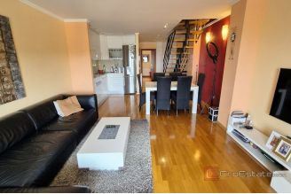 011 2047 13 Makarska Two story apartment with sea view for sale