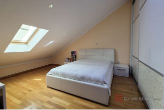 011 2047 13 Makarska Two story apartment with sea view for sale