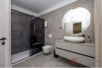 020 2022 417 Makarska Detached house with sea view for sale