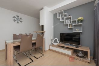 020 2047 14 Makarska Apartment house for sale