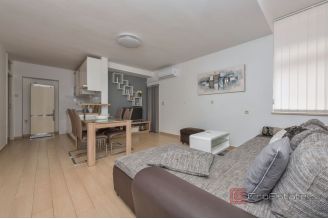 020 2047 14 Makarska Apartment house for sale