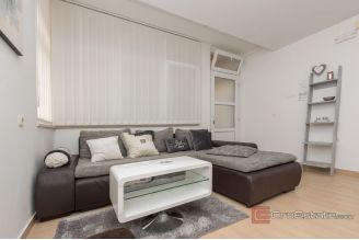 020 2047 14 Makarska Apartment house for sale