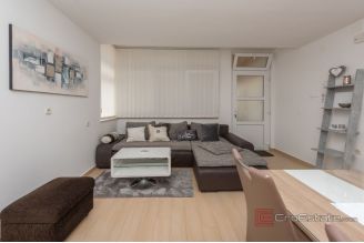 020 2047 14 Makarska Apartment house for sale