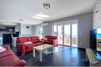 009 2043 120 Primosten house in first row to the sea for sale