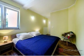 009 2043 120 Primosten house in first row to the sea for sale