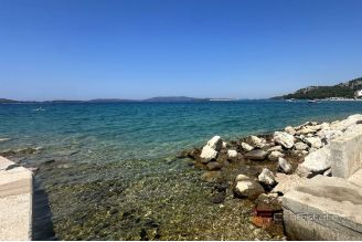 009 2043 120 Primosten house in first row to the sea for sale