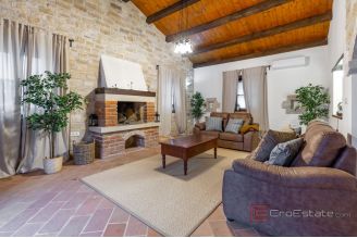 017 1024 07 Pazin Indigenous stone house with swimming pool for sale