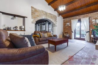 017 1024 07 Pazin Indigenous stone house with swimming pool for sale