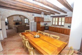 017 1024 07 Pazin Indigenous stone house with swimming pool for sale