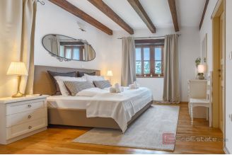 017 1024 07 Pazin Indigenous stone house with swimming pool for sale