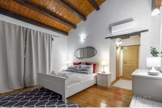 017 1024 07 Pazin Indigenous stone house with swimming pool for sale