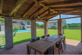 017 1024 07 Pazin Indigenous stone house with swimming pool for sale