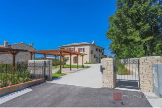 017 1024 07 Pazin Indigenous stone house with swimming pool for sale
