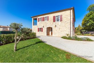 017 1024 07 Pazin Indigenous stone house with swimming pool for sale