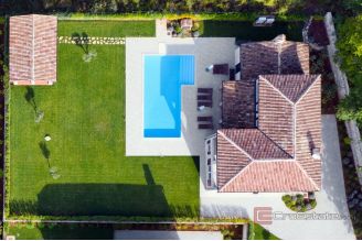 017 1024 07 Pazin Indigenous stone house with swimming pool for sale