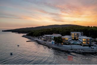 017 2048 17 Hvar Apartment in the first row to the sea for sale