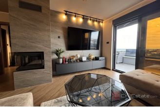 016 2036 107 Split area Three bedroom penthouse with a sea view for sale