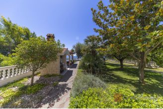 020 2021 390 zadar house in first row to the sea for sale