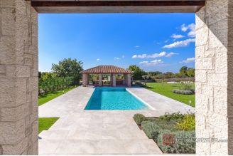 019 1024 08 Pazin Stone house with pool for sale