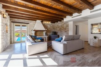 019 1024 08 Pazin Stone house with pool for sale